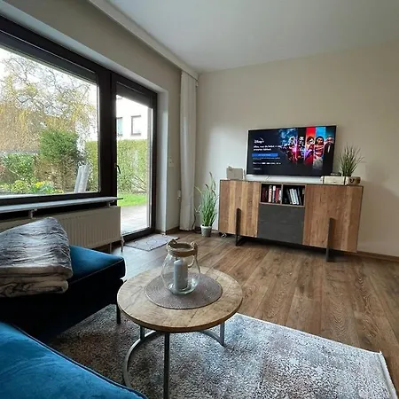 Lynn Apartment *